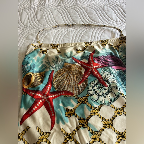 One piece bathing suit in good condition. No tag but it’s a medium. - Picture 3 of 5